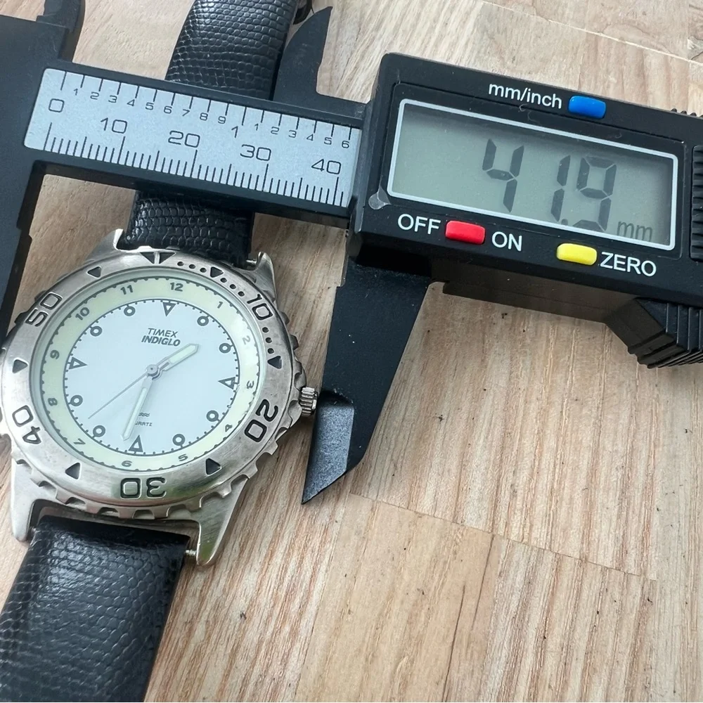 Vintage Timex men’s silver tone black leather watch NEW BATTERY